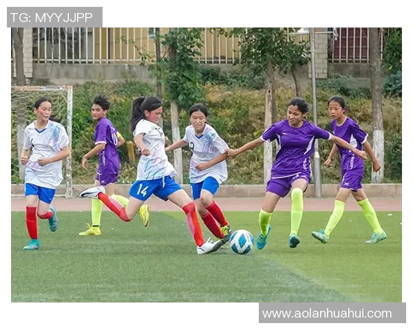 数字油画风格足球球星艺术呈现与球场英姿的完美融合