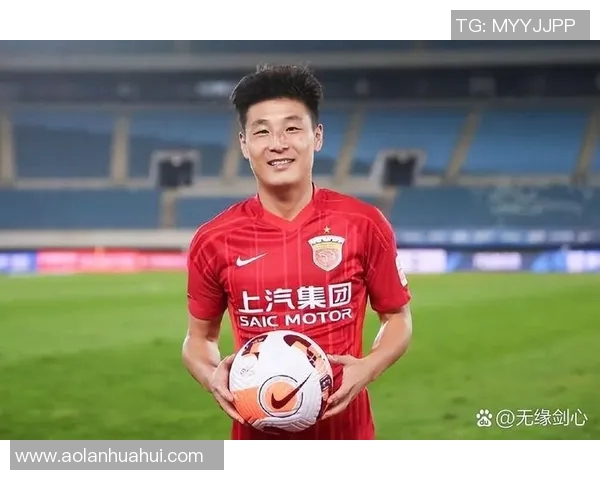 武磊绿茵奋战瞬间配上深情旋律展现独特魅力