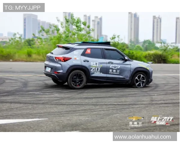 足球巨星上演惊险漂移动作 展现速度与激情的巅峰瞬间 足球巨星上演惊险漂移动作 展现速度与激情的巅峰瞬间