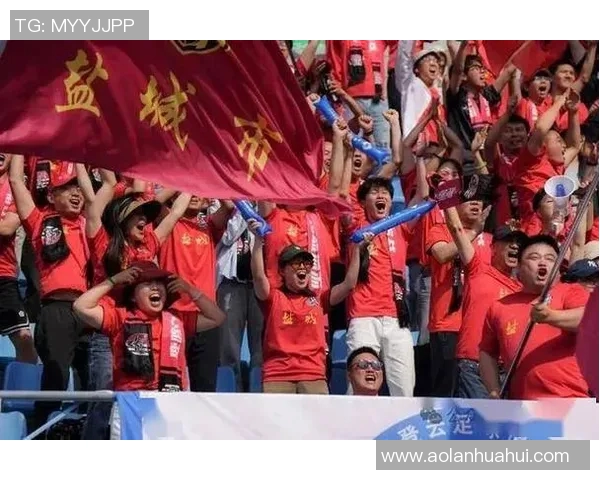 足球场看台上的球星与球迷互动瞬间引发全场欢呼与热议 足球场看台上的球星与球迷互动瞬间引发全场欢呼与热议